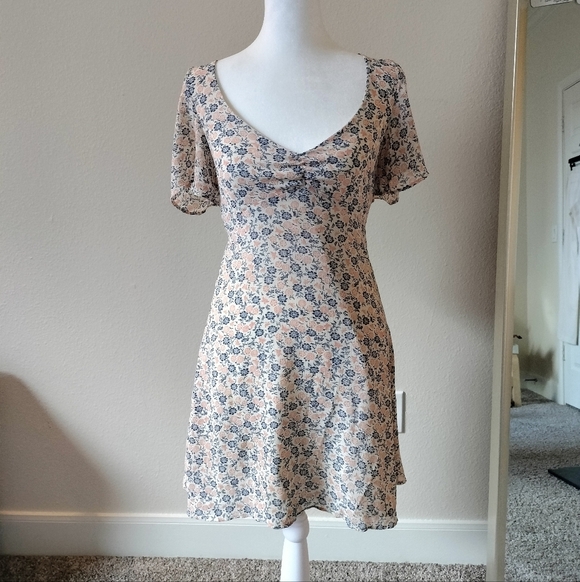 Urban Outfitters Dresses & Skirts - Floral Print Urban Outfitters Flowing Spring Women's Dress